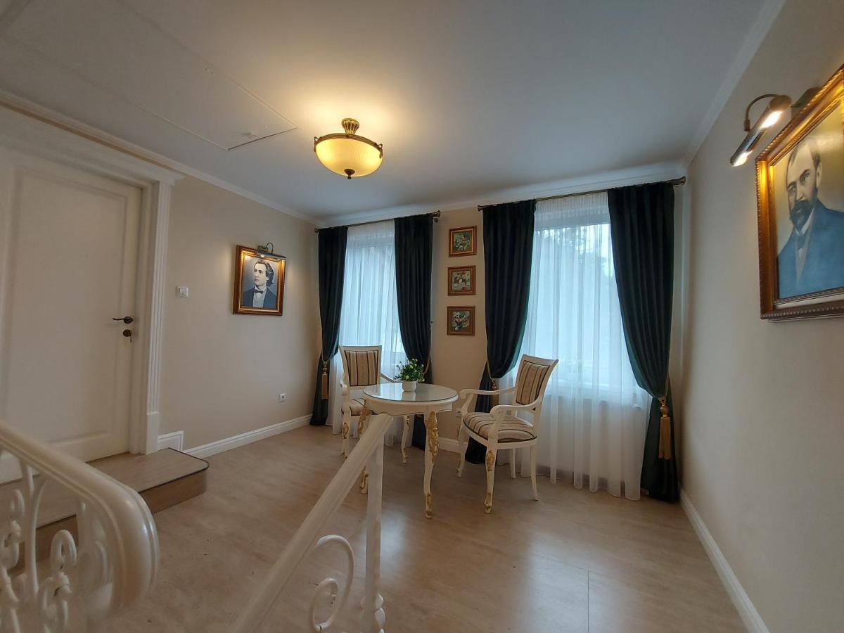Conacul Poetilor Hotel Guraró Kültér fotó