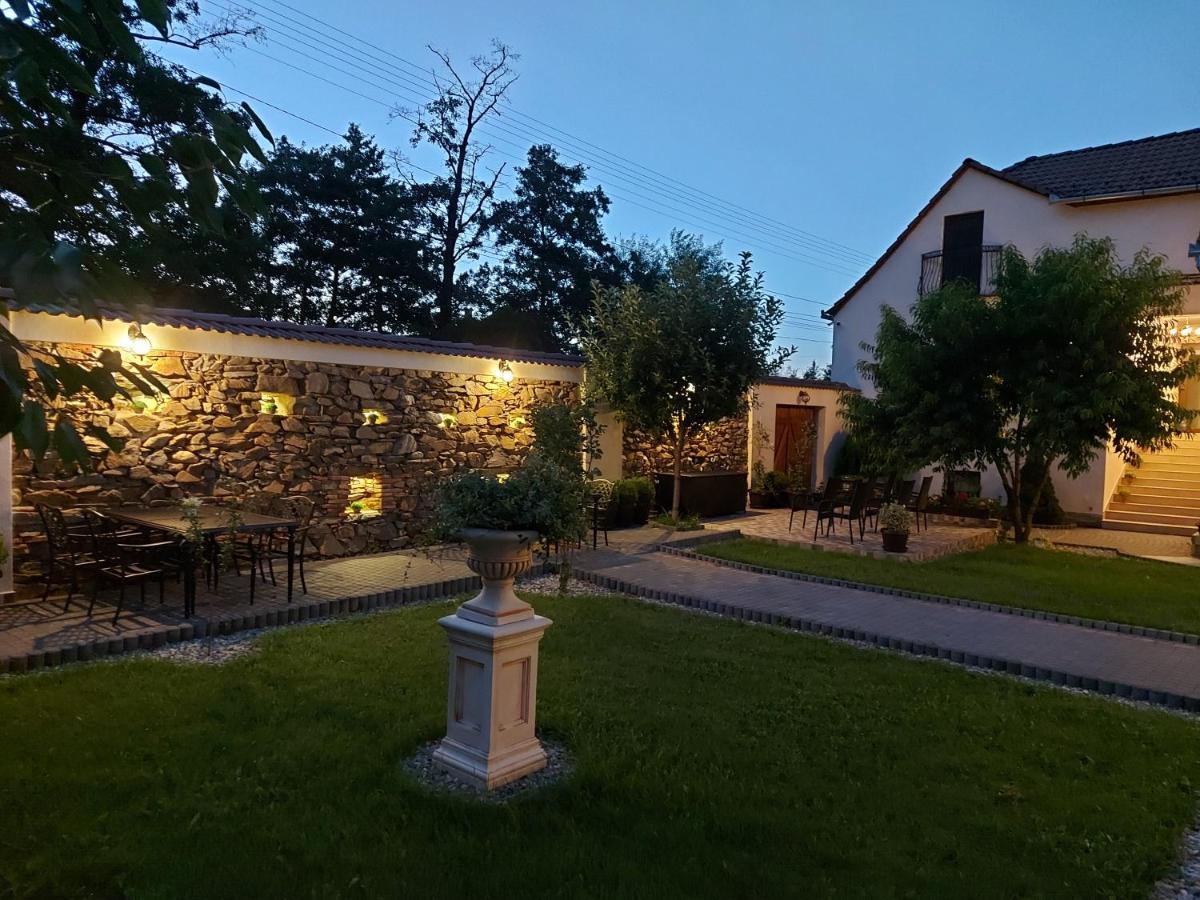 Conacul Poetilor Hotel Guraró Kültér fotó